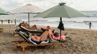 Salah satu pasal terkait perzinaan yang menetapkan ancaman pidana bagi pelaku seks di luar nikah alias kumpul kebo mendapatkan sorotan para pelaku pariwisata Bali. Beleid ini dinilai bisa mengganggu ranah privasi pada pelancong.  