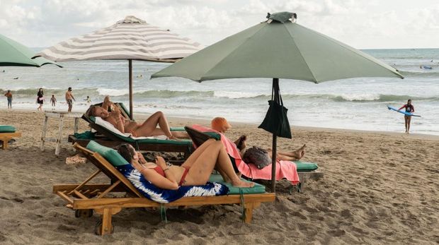 CANGGU, BALI, INDONESIA - DECEMBER 8: Tourists enjoy the popular surf beach at Batu Bolong on December 8, 2022 in Canggu, Bali, Indonesia. Indonesia's parliament voted to pass a law that bans extramarital sex on Tuesday, in a move that critics quoted in local media have said will severely impact the tourism industry. Regions like Bali rely heavily on an influx of foreign tourists to keep their economies afloat, and the new law has raised concerns just as international arrivals start to pick up again post-pandemic.  (Photo by Agung Parameswara/Getty Images)
