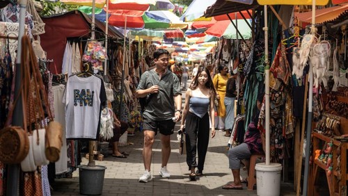 UBUD, BALI, INDONESIA - DECEMBER 8: Foreign tourists walk at the Ubud street art market on December 8, 2022 in Ubud, Bali, Indonesia. Indonesias parliament voted to pass a law that bans extramarital sex on Tuesday, in a move that critics quoted in local media have said will severely impact the tourism industry. Regions like Bali rely heavily on an influx of foreign tourists to keep their economies afloat, and the new law has raised concerns just as international arrivals start to pick up again post-pandemic.  (Photo by Agung Parameswara/Getty Images)