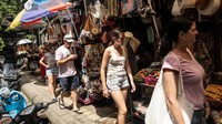 Kepala Dinas Pariwisata (Dispar) Badung I Nyoman Rudiarta mengatakan para turis asing tidak perlu khawatir untuk berwisata di Bali. Ia menegaskan tidak akan ada sweeping atau tindakan hukum terhadap turis akibat disahkannya KUHP baru. Penerapan pasal zina yang dituangkan dalam KUHP baru ini sebetulnya tidak masuk ke ranah privasi seseorang, kecuali dilaporkan. Meski begitu, banyak di antara wisatawan yang merasa khawatir karena belum mendapat informasi jelas mengenai penerapan pasal tersebut.  