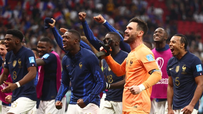 AL KHOR, QATAR - DECEMBER 10:   Hugo Lloris of France celebrates with team-mates at the end of the FIFA World Cup Qatar 2022 quarter final match between England and France at Al Bayt Stadium on December 10, 2022 in Al Khor, Qatar. (Photo by Chris Brunskill/Fantasista/Getty Images)