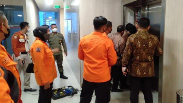 Proses evakuasi penumpang yang terjebak lift di gedung OJK di Surabaya