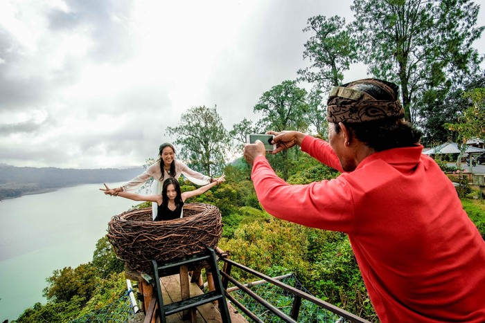 Puncak Wanagiri atau Wanagiri Hills adalah tempat yang cocok. Sebagai tempat wisata selfie, Puncak Wanagiri memiliki beragam jenis spot foto yang dihiasi dengan pemandangan indahnya Danau Buyan. Tempat yang instagramable ini terletak di daerah Wanagiri, Desa Sukasada, Kabupaten Buleleng.