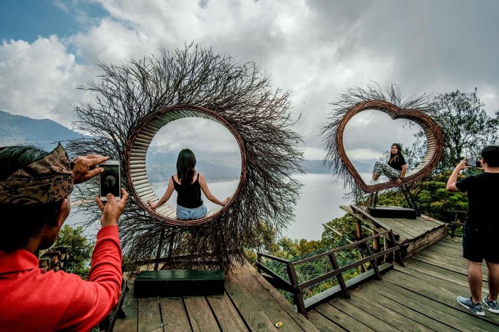 Puncak Wanagiri atau Wanagiri Hills adalah tempat yang cocok. Sebagai tempat wisata selfie, Puncak Wanagiri memiliki beragam jenis spot foto yang dihiasi dengan pemandangan indahnya Danau Buyan. Tempat yang instagramable ini terletak di daerah Wanagiri, Desa Sukasada, Kabupaten Buleleng.
