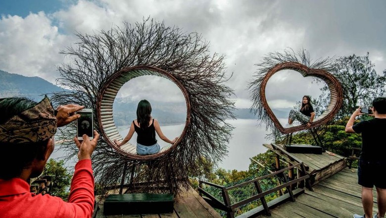 Puncak Wanagiri, Wanagiri Hills Puncak Wanagiri atau Wanagiri Hills adalah tempat yang cocok. Sebagai tempat wisata selfie, Puncak Wanagiri memiliki beragam jenis spot foto yang dihiasi dengan pemandangan indahnya Danau Buyan. Tempat yang instagramable ini terletak di daerah Wanagiri, Desa Sukasada, Kabupaten Buleleng.