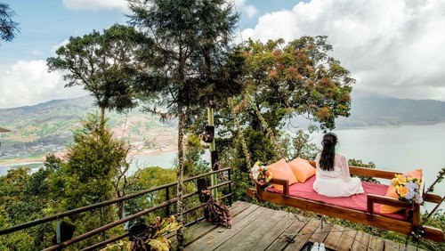 Puncak Wanagiri atau Wanagiri Hills adalah tempat yang cocok. Sebagai tempat wisata selfie, Puncak Wanagiri memiliki beragam jenis spot foto yang dihiasi dengan pemandangan indahnya Danau Buyan. Tempat yang instagramable ini terletak di daerah Wanagiri, Desa Sukasada, Kabupaten Buleleng.