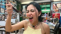 Tak hanya kulineran di pesta, mantan istri Niko Al Hakim ini sering membagikan momen kulinernya saat di luar negeri. Seperti momen makan besarnya yang satu ini. Foto: Instagram @rachelvennya