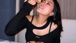 Keseruan Rachel Vennya Kulineran di Pesta Nikahan dan Ulang Tahun