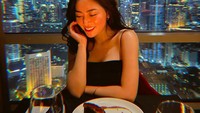 Terakhir ada momen Rachel Vennya saat makan mewah di sebuah restoran yang berada di atas ketinggian. Ia menikmati steak dengan pemandangan gedung tinggi. Foto: Instagram @rachelvennya