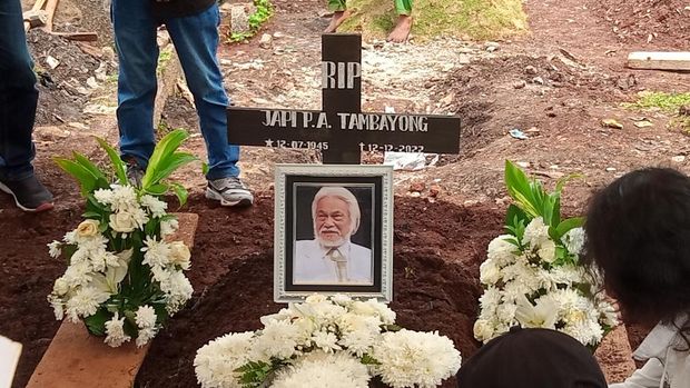 Prosesi pemakaman Remy Sylado.