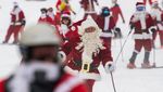 Rombongan Sinterklas Asik Main Ski Jelang Natal