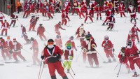 Lebih dari 300 pemain ski berpakaian Sinterklas berlari bersama menuruni gunung dengan janggut putih dan topi Santa di resor ski Sunday River di Maine.   