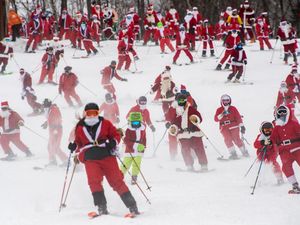Rombongan Sinterklas Asik Main Ski Jelang Natal