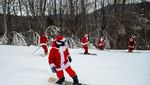 Rombongan Sinterklas Asik Main Ski Jelang Natal