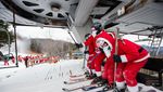 Rombongan Sinterklas Asik Main Ski Jelang Natal