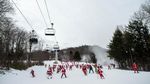 Rombongan Sinterklas Asik Main Ski Jelang Natal