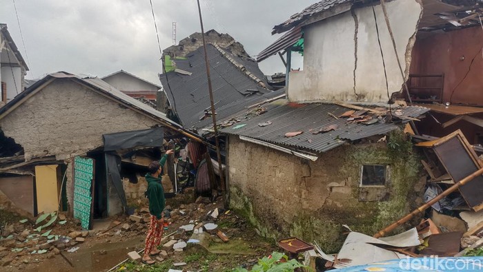Rumah (bagian tengah diantara bangunan lain) milik Nia Azahra (30) salah satu warga Kampung Baros RT 03/ RW 09 Desa Ciherang Kecamatan Pacet amrbuk namun sebatas masuk kategori rusak sedang