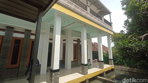 Rumah Sekdes Sukasari yang mengalami rusak di bagian plafon namun masuk dalam daftar penerima stimulan RP 25 juta