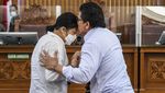 Sambo-Putri Pamer Kemesraan di Ruang Sidang