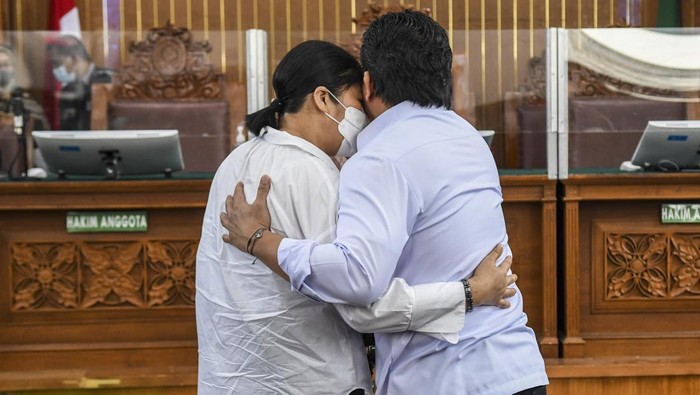 Sambo-Putri Pamer Kemesraan di Ruang Sidang Terdakwa kasus pembunuhan Brigadir Yosua Hutabarat, Ferdy Sambo (kanan) berpelukan dengan istrinya yang juga terdakwa Putri Candrawathi (kiri) saat mengikuti sidang lanjutan di PN Jakarta Selatan, Jakarta, Selasa (13/12/2022). Sidang tersebut beragendakan mendengarkan kesaksian tiga orang saksi yakni Richard Eliezer, Ricky Rizal dan Kuat Ma'ruf. ANTARA FOTO/Galih Pradipta/aww.