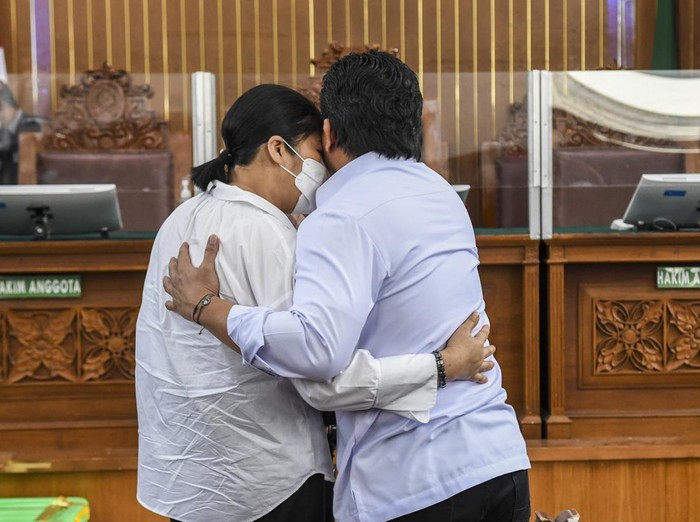 Terdakwa kasus pembunuhan Brigadir Yosua Hutabarat, Ferdy Sambo (kanan) berpelukan dengan istrinya yang juga terdakwa Putri Candrawathi (kiri) saat mengikuti sidang lanjutan di PN Jakarta Selatan, Jakarta, Selasa (13/12/2022). Sidang tersebut beragendakan mendengarkan kesaksian tiga orang saksi yakni Richard Eliezer, Ricky Rizal dan Kuat Maruf. ANTARA FOTO/Galih Pradipta/aww.