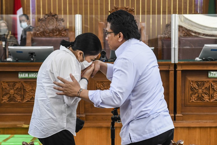 Terdakwa kasus pembunuhan Brigadir Yosua Hutabarat, Ferdy Sambo (kanan) berpelukan dengan istrinya yang juga terdakwa Putri Candrawathi (kiri) saat mengikuti sidang lanjutan di PN Jakarta Selatan, Jakarta, Selasa (13/12/2022). Sidang tersebut beragendakan mendengarkan kesaksian tiga orang saksi yakni Richard Eliezer, Ricky Rizal dan Kuat Maruf. ANTARA FOTO/Galih Pradipta/aww.