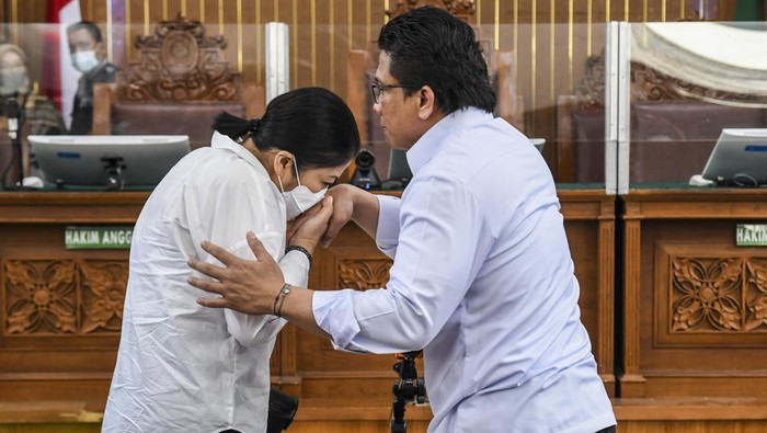 Terdakwa kasus pembunuhan Brigadir Yosua Hutabarat, Ferdy Sambo (kanan) berpelukan dengan istrinya yang juga terdakwa Putri Candrawathi (kiri) saat mengikuti sidang lanjutan di PN Jakarta Selatan, Jakarta, Selasa (13/12/2022). Sidang tersebut beragendakan mendengarkan kesaksian tiga orang saksi yakni Richard Eliezer, Ricky Rizal dan Kuat Maruf. ANTARA FOTO/Galih Pradipta/aww.
