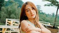 Saat menjadi tamu di konten YouTube Podskuy, Sandrina Mazaya agak malu ditanya soal pacar lantaran ditonton langsung sang ayah. (Foto: dok Instagram)