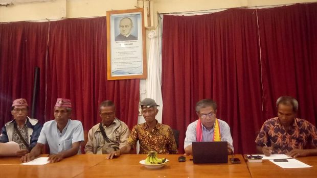 Sejumlah Warga terdampak penggusuran jalan bersama Pastor Pastor Simon Suban Tukan, SVD saat memberi keterangan pers menuntut ganti rugi pembangunan jalan ke KEK Golomori. (Ambrosius Ardin)
