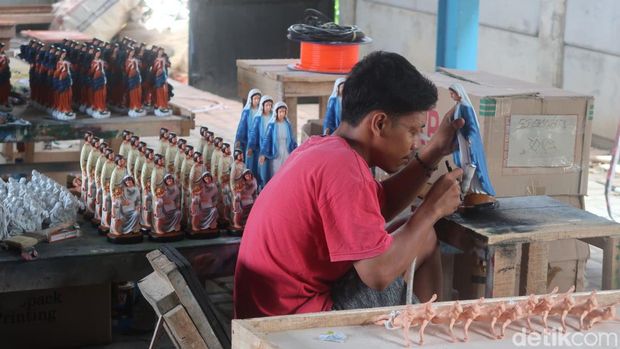 Suasana produksi patung rohani di Kalurahan Sumbermulyo, Kapanewon Bambanglipuro, Kabupaten Bantul, Selasa (13/12/2022).