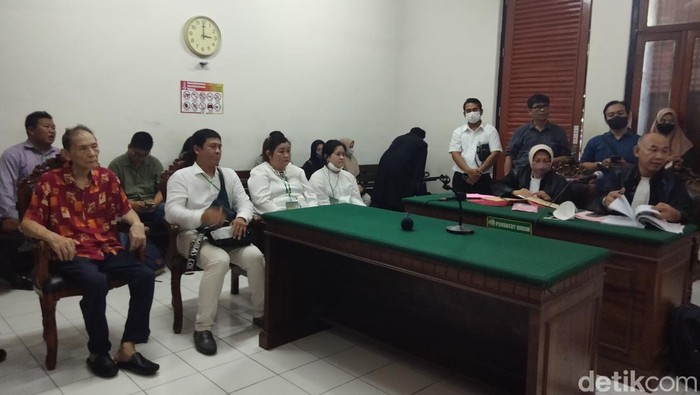 Suasana sidang terdakwa Handojo perkara penganiayaan di PN Surabaya