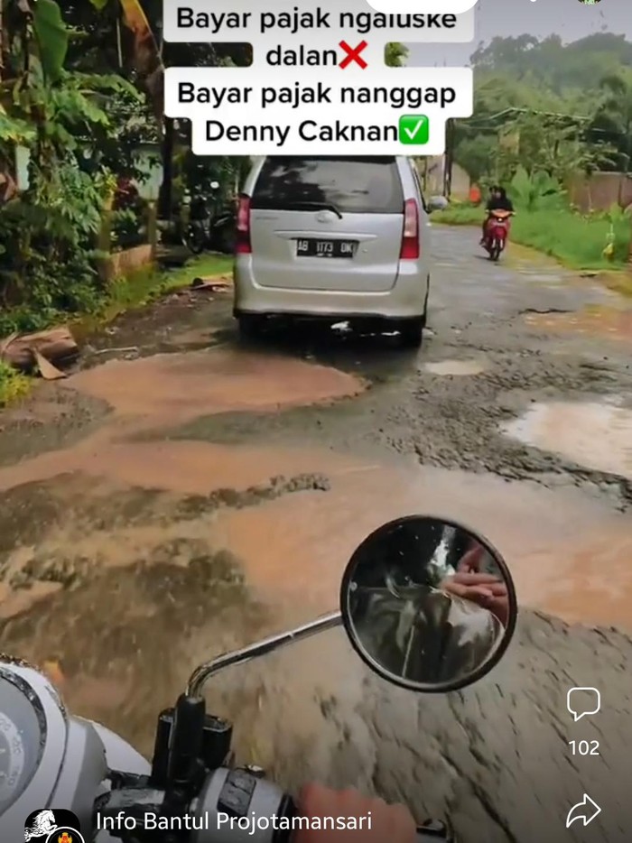Tangkapan layar postingan grup Facebook info Bantul Projotamansari soal rusaknya jalan di Bantul.