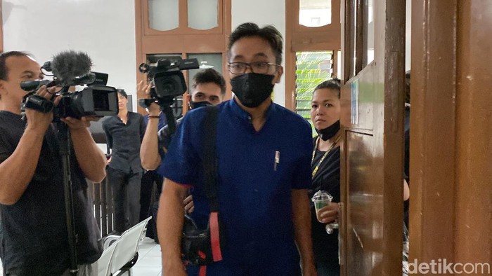 Teddy Pardiayana kembali menjalani sidang lanjutan kasus dugaan penggelapan mobil milik Rizky Febian.