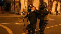 Sejumlah pendemo ditangkap oleh pihak kepolisian.