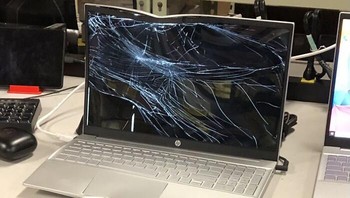 Nasib laptop yang terlindas... Foto: Boredpanda