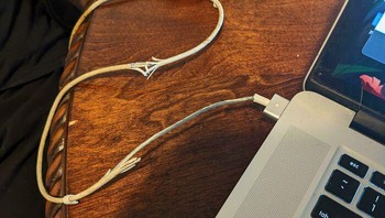 Ada yang mengalami kabel charger kondisinya seperti ini? Foto: Boredpanda