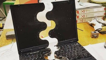 Kira-kira apa yang membuat laprop ini bisa terbelah dengan pola unik? Foto: Boredpanda