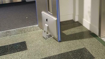 iMac memang tidak mendukung Windows, tapi bukan bearti digunakan untuk menganjal pintu. Foto: Boredpanda