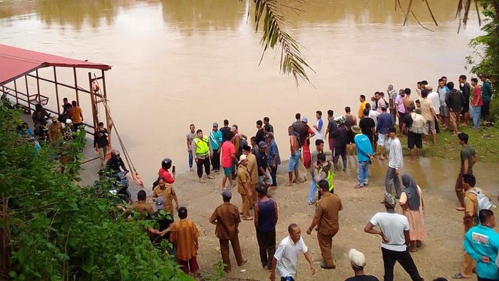 Warga berkumpul setelah mendapatkan laporan dua bocah tenggelam di sungai Batanghari. (Foto; Istimewa)