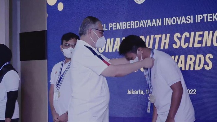 Warga Bone menerima penghargaan dari Kemenpora berkat inovasi alat deteksi dini angin kencang dalam ajang  Nasional Youth Science and Technology (NYST) Award 2022.