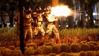 Polisi juga melepaskan tembakan gas air mata.