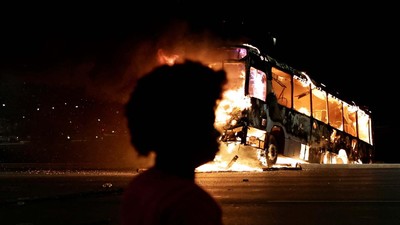 Warga Brasil Marah, Mobil dan Bus Dibakar