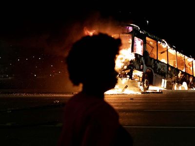 Warga Brasil Marah, Mobil dan Bus Dibakar