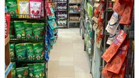 Jangan salah fokus kalau mau jajan snack di minimarket ini ya! Kamu akan bertemu pegawai super malas yang tiduran di lantai.