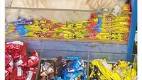 Belanja permen dan cokelat di sini bisa dapat bonus kucing! Ada-ada saja ya tingkah hewan menggemaskan ini?