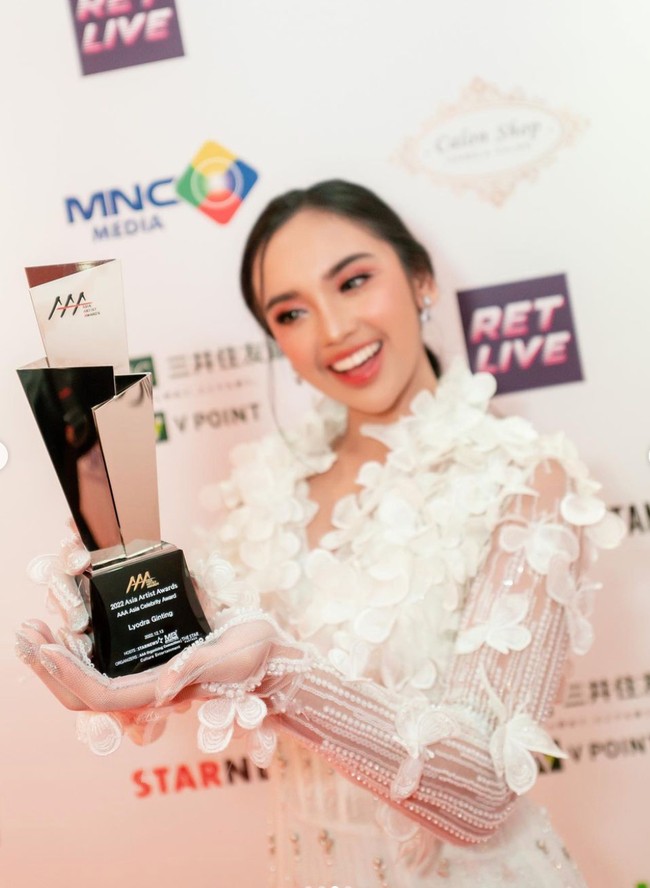 Melalui akun Instagramnya Lyodra tampak memamerkan momen bahagianya saat berhasil memperoleh piala penghargaan di ajang tersebut. Dalam foto-foto yang dibagikan terlihat Lyodra tampil cantik dan memukau dalam balutan gaun berwarna putih yang dipenuhi dengan aksen kupu-kupu rancangan desainer Julianto. Foto: Instagram/@lyodraofficial