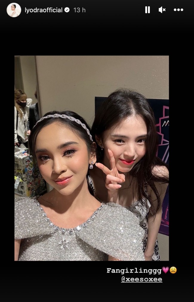 Lyodra juga berhasil membuat iri saat membagikan foto kebersamaannya dengan artis ternama Korea Selatan, Han So Hee. Keduanya tampak melakukan wefie bersama ketika bertemu di Asia Artist Award 2022. Foto: Instagram/@lyodraofficial