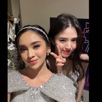 Lyodra juga berhasil membuat iri saat membagikan foto kebersamaannya dengan artis ternama Korea Selatan, Han So Hee. Keduanya tampak melakukan wefie bersama ketika bertemu di Asia Artist Award 2022. Foto: Instagram/@lyodraofficial