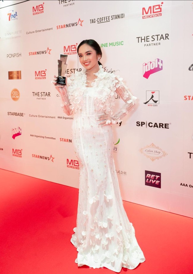 Lyodra Ginting berhasil mengharumkan nama Indonesia dengan tampil dan menyabet penghargaan di Asia Artist Awards 2022. Lyodra menjadi satu-satunya perwakilan Indonesia yang tampil di ajang penghargaan bergengsi tersebut. Ia juga berhasil memenangkan penghargaan Asian Celebrity Awards (singer). Foto: Instagram/@lyodraofficial