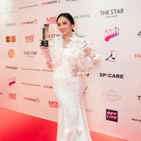 Lyodra Ginting berhasil mengharumkan nama Indonesia dengan tampil dan menyabet penghargaan di Asia Artist Awards 2022. Lyodra menjadi satu-satunya perwakilan Indonesia yang tampil di ajang penghargaan bergengsi tersebut. Ia juga berhasil memenangkan penghargaan Asian Celebrity Awards (singer). Foto: Instagram/@lyodraofficial
